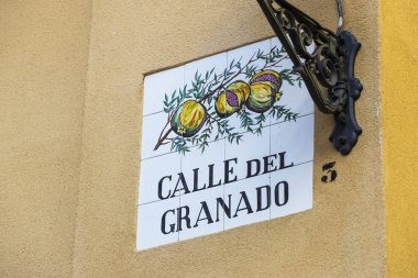 Madrid, İspanya - 27 Mart, 2018: sokak isimleri belirtileri caddenin adını gösteren bir resim ile Seramik Karo oluşturulur.