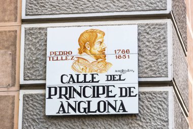 Madrid, İspanya - 27 Mart, 2018: sokak isimleri belirtileri caddenin adını gösteren bir resim ile Seramik Karo oluşturulur.