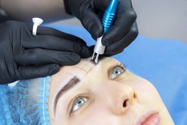 Microblading kaşlar akışında bir Güzellik Salonu 