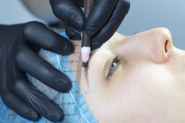 Microblading kaşlar akışında bir Güzellik Salonu 