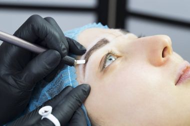 Microblading kaşlar akışında bir Güzellik Salonu 