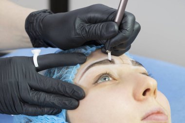 Microblading kaşlar akışında bir Güzellik Salonu 