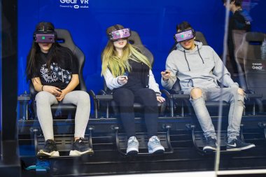 MADRID, SPAIN - 28 Mart 2018: Çocuklar Samsung merkez mağazasının merkezinde Samsung Gear VR sanal gerçeklik gözlüklerini test ediyorlar.