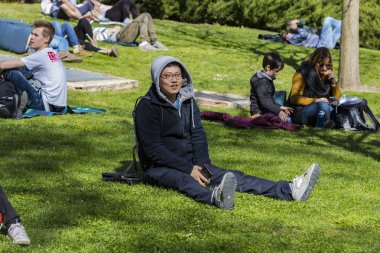 Madrid, İspanya - 26 Mart, 2018: turist dinlenme Madrid Prado Museum yakınındaki çimenlerin üzerinde.