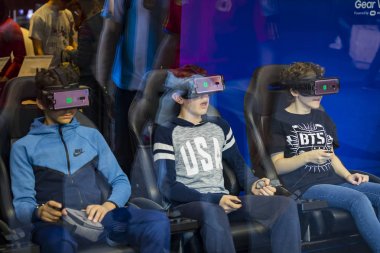 MADRID, SPAIN - 28 Mart 2018: Çocuklar Samsung merkez mağazasının merkezinde Samsung Gear VR sanal gerçeklik gözlüklerini test ediyorlar.