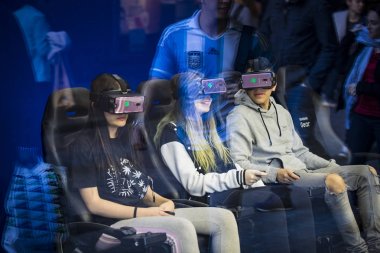 MADRID, SPAIN - 28 Mart 2018: Çocuklar Samsung merkez mağazasının merkezinde Samsung Gear VR sanal gerçeklik gözlüklerini test ediyorlar.