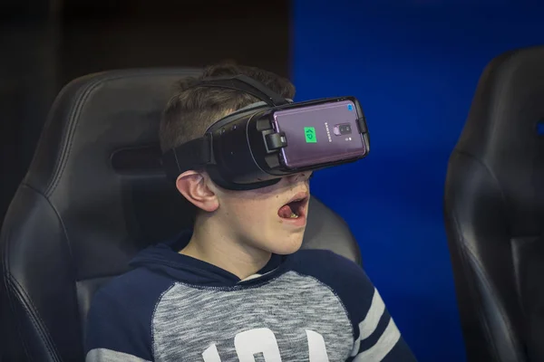 Madrid Spanje Maart 2018 Kinderen Testen Samsung Gear Virtual Reality Stockfoto