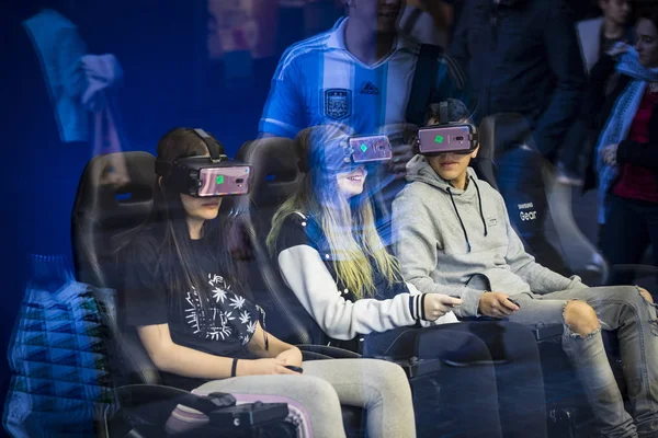 Madrid Spanje Maart 2018 Kinderen Testen Samsung Gear Virtual Reality Rechtenvrije Stockfoto's