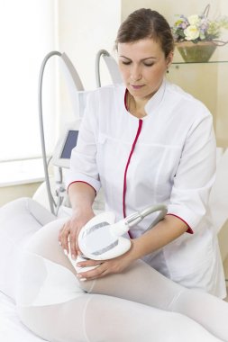 Kadın şu anda klinikte yağ aldırma ameliyatında.