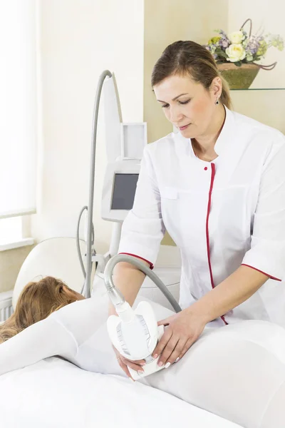 Mujer Está Proceso Lipomassage Clínica — Foto de Stock