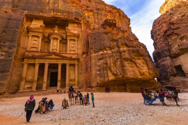 Jordan, antik Petra - Petra antik kent turistler ve yerliler ile 10 Ocak 2017:Tourist kompleksi