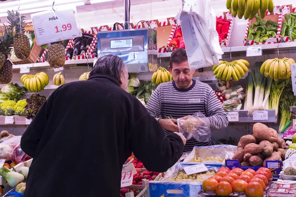 Барселона Испания Января 2018 Продуктовый Рынок Барселоны Hostafrancs Продающий Овощи — стоковое фото