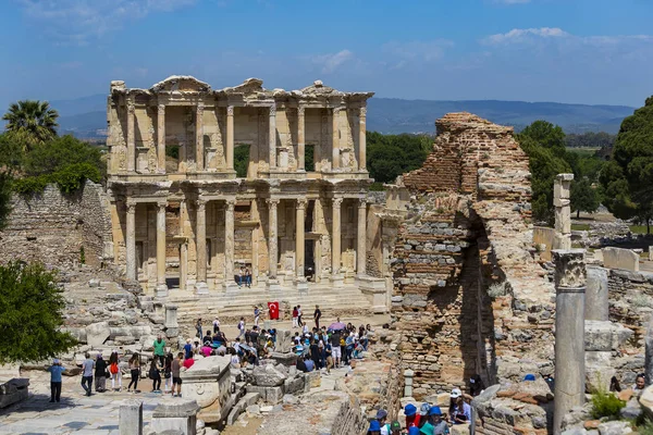 エフェソス トルコ 2017 古代の遺跡アンティーク都市エフェソスのケルススの図書館の建物 円形劇場寺院 ユネスコ世界遺産の候補 — ストック写真