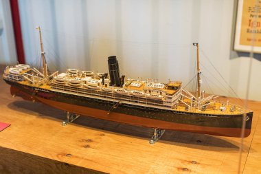 Barcelona, İspanya - 11 Ocak 2018: Expositions Deniz Müzesi'nde bulunan bina güvenleri ve Port Vell bölgesinde Deniz Kolordu eski gemi limanda şehrin içinde. 