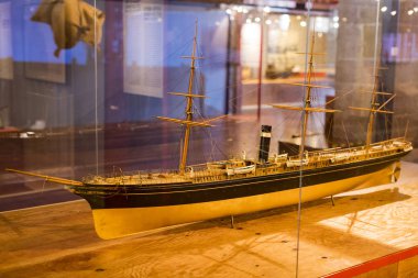 Barcelona, İspanya - 11 Ocak 2018: Expositions Deniz Müzesi'nde bulunan bina güvenleri ve Port Vell bölgesinde Deniz Kolordu eski gemi limanda şehrin içinde. 