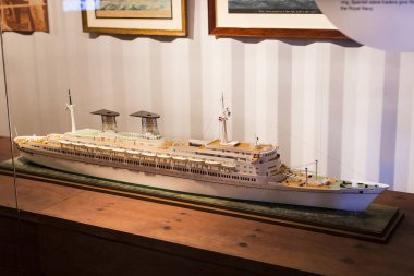 Barcelona, İspanya - 11 Ocak 2018: Expositions Deniz Müzesi'nde bulunan bina güvenleri ve Port Vell bölgesinde Deniz Kolordu eski gemi limanda şehrin içinde. 