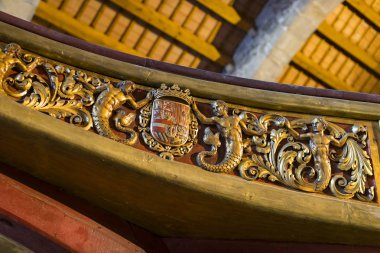 Barcelona, İspanya - 11 Ocak 2018: Expositions Deniz Müzesi'nde bulunan bina güvenleri ve Port Vell bölgesinde Deniz Kolordu eski gemi limanda şehrin içinde. 