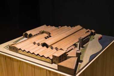 Barcelona, İspanya - 11 Ocak 2018: Expositions Deniz Müzesi'nde bulunan bina güvenleri ve Port Vell bölgesinde Deniz Kolordu eski gemi limanda şehrin içinde. 