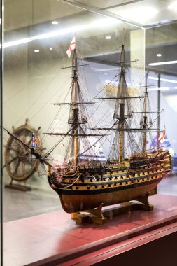 Barcelona, İspanya - 11 Ocak 2018: Expositions Deniz Müzesi'nde bulunan bina güvenleri ve Port Vell bölgesinde Deniz Kolordu eski gemi limanda şehrin içinde. 