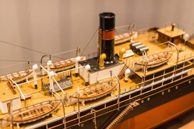 Barcelona, İspanya - 11 Ocak 2018: Expositions Deniz Müzesi'nde bulunan bina güvenleri ve Port Vell bölgesinde Deniz Kolordu eski gemi limanda şehrin içinde. 