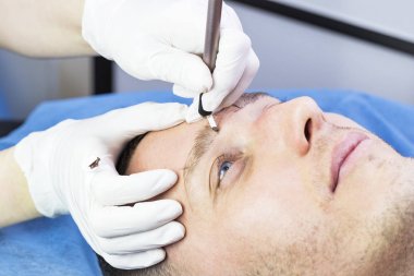 Microblading kaşlar akışında bir Güzellik Salonu 