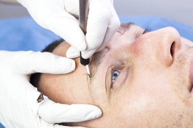 Microblading kaşlar akışında bir Güzellik Salonu 