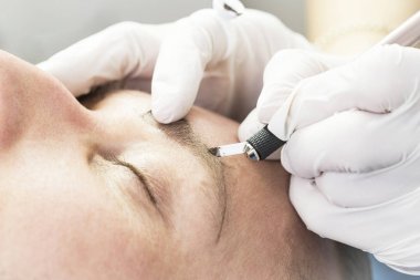Microblading kaşlar akışında bir Güzellik Salonu 