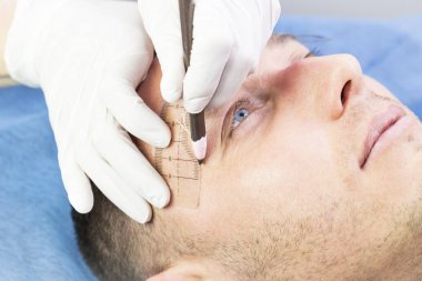 Microblading kaşlar akışında bir Güzellik Salonu 