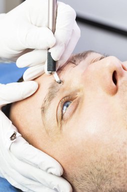 Microblading kaşlar akışında bir Güzellik Salonu 