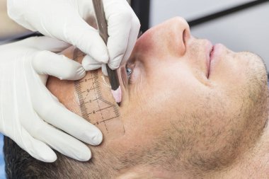 Microblading kaşlar akışında bir Güzellik Salonu 