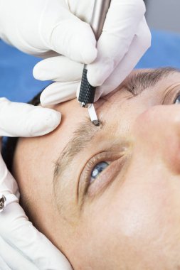 Microblading kaşlar akışında bir Güzellik Salonu 