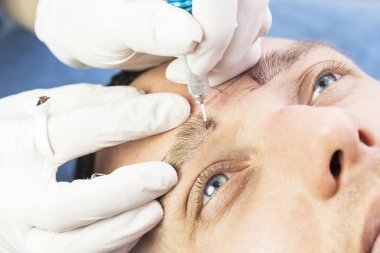 Microblading kaşlar akışında bir Güzellik Salonu 