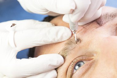 Microblading kaşlar akışında bir Güzellik Salonu 