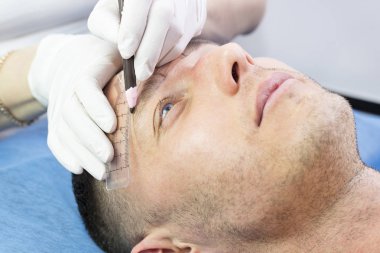 Microblading kaşlar akışında bir Güzellik Salonu 