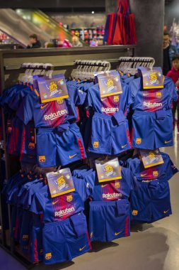 Barcelona, İspanya - 12 Ocak 2018: Hediyelik eşya ve gereçlerinin takım hayranları ve stadyum ziyaretçiler için resmi mağaza Fc Barcelona, giyim ve ayakkabı ekibi. 