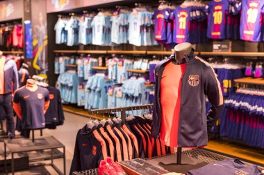 Barcelona, İspanya - 12 Ocak 2018: Hediyelik eşya ve gereçlerinin takım hayranları ve stadyum ziyaretçiler için resmi mağaza Fc Barcelona, giyim ve ayakkabı ekibi. 