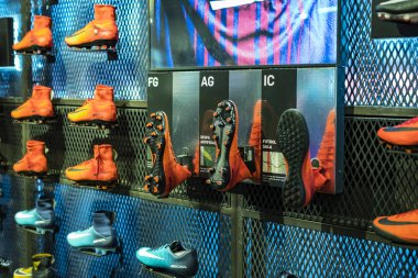 Barcelona, İspanya - 12 Ocak 2018: Hediyelik eşya ve gereçlerinin takım hayranları ve stadyum ziyaretçiler için resmi mağaza Fc Barcelona, giyim ve ayakkabı ekibi. 