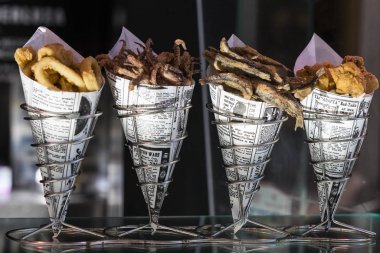 Madrid, İspanya - 26 Mart, 2018: San Miguel sayaçları popüler İspanyol yemeği ile turistik şehir pazarının 's. 