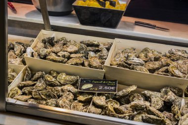 Madrid, İspanya - 26 Mart, 2018: San Miguel sayaçları popüler İspanyol yemeği ile turistik şehir pazarının 's. 