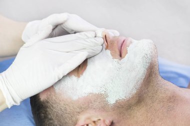 adam maske kozmetik prosedür spa salonda 