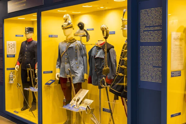 Budapeşte, Macaristan - 22 Ağustos 2017: tarihsel sergiler ve savaş konulu kompozisyonlar Macar ordusunun askeri Tarih Müzesi. 