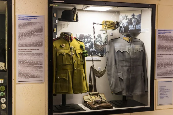 Budapeşte, Macaristan - 22 Ağustos 2017: tarihsel sergiler ve savaş konulu kompozisyonlar Macar ordusunun askeri Tarih Müzesi. 