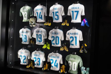 Madrid, İspanya - 25 Mart, 2018: Real Madrid Futbol Kulübü'nün müze su bardağı ve kulüp Ödülleri. 