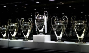 Madrid, İspanya - 25 Mart, 2018: Real Madrid Futbol Kulübü'nün müze su bardağı ve kulüp Ödülleri. 