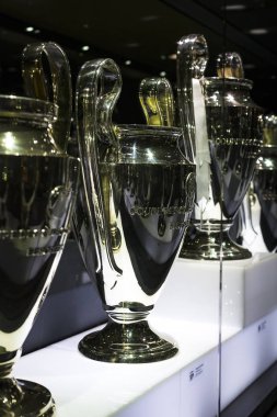 Madrid, İspanya - 25 Mart, 2018: Real Madrid Futbol Kulübü'nün müze su bardağı ve kulüp Ödülleri. 