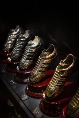 Madrid, İspanya - 25 Mart, 2018: Real Madrid Futbol Kulübü'nün müze su bardağı ve kulüp Ödülleri. 