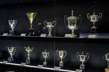 Madrid, İspanya - 25 Mart, 2018: Real Madrid Futbol Kulübü'nün müze su bardağı ve kulüp Ödülleri. 