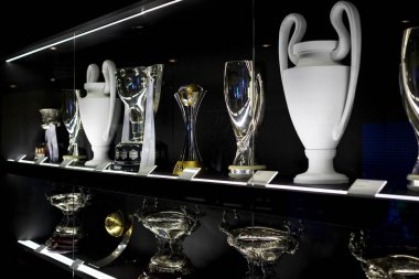 Madrid, İspanya - 25 Mart, 2018: Real Madrid Futbol Kulübü'nün müze su bardağı ve kulüp Ödülleri. 