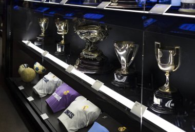 Madrid, İspanya - 25 Mart, 2018: Real Madrid Futbol Kulübü'nün müze su bardağı ve kulüp Ödülleri. 