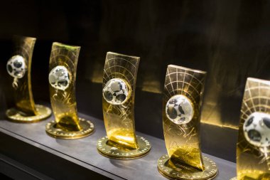 Madrid, İspanya - 25 Mart, 2018: Real Madrid Futbol Kulübü'nün müze su bardağı ve kulüp Ödülleri. 